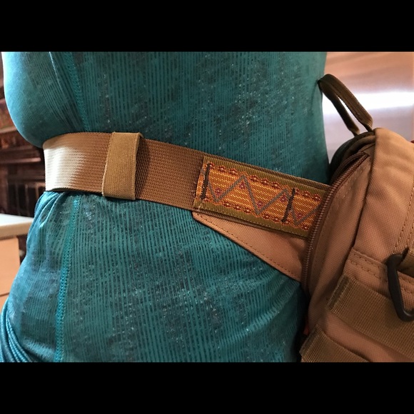 Fishpond Blue River shoulder/chest/waist pack. - Picture 5 of 6